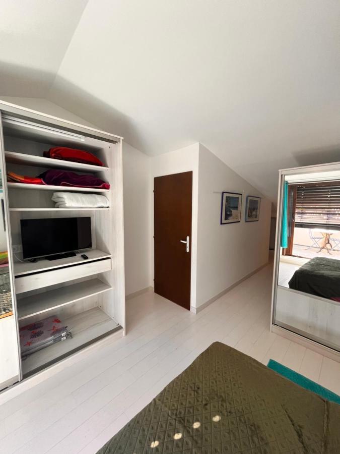 Belle Chambre Spacieuse, Tropezienne, Vue Remparts, Clim, Parking Aigues-Mortes Luaran gambar